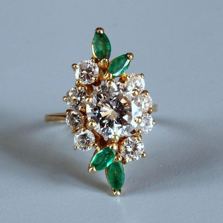 Bague diamants émeraudes (adjugée 7 300€)