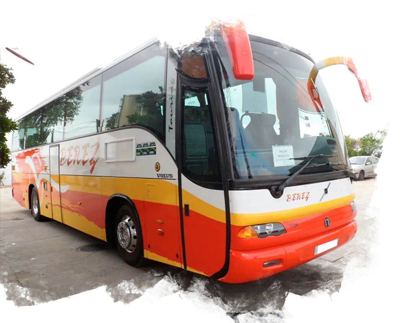 Un autobús rojo y amarillo con la palabra cruz en el frente.