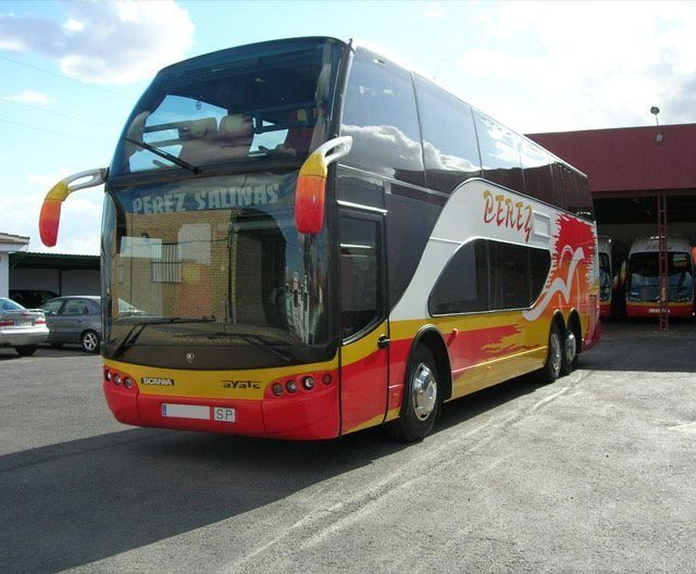 Un autobús de Pérez Saltas está estacionado en un estacionamiento.