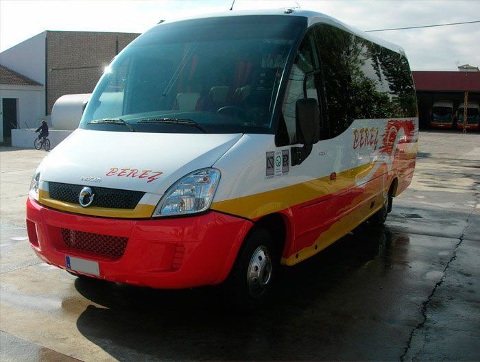 Un autobús rojo y blanco con la palabra beres en el frente
