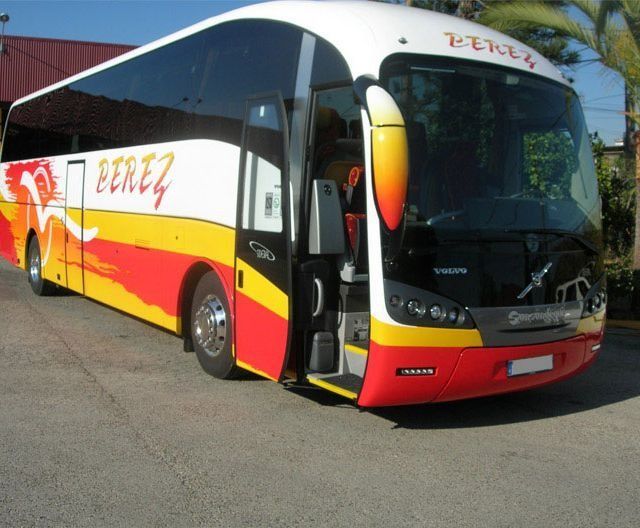 Un autobús rojo y amarillo con la palabra berez.