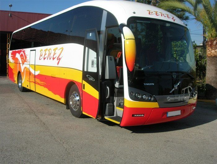 Un autobús rojo y amarillo con la palabra berez.