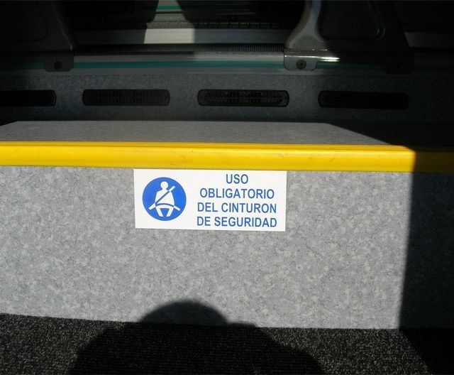 A sign that says uso obligatorio del cinturon de seguridad