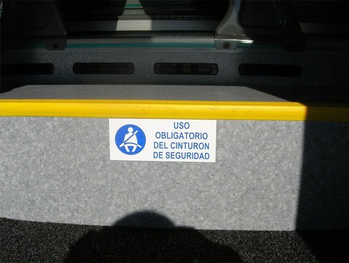 A sign that says uso obligatorio del cinturon de seguridad