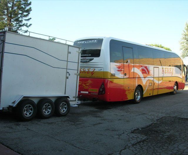 Un autobús rojo y amarillo con la palabra valle en el costado.