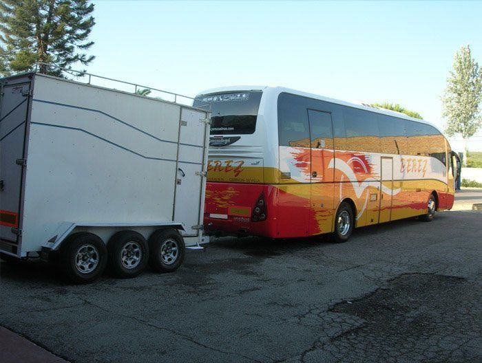 Un autobús rojo y amarillo con la palabra sprint en el lateral.