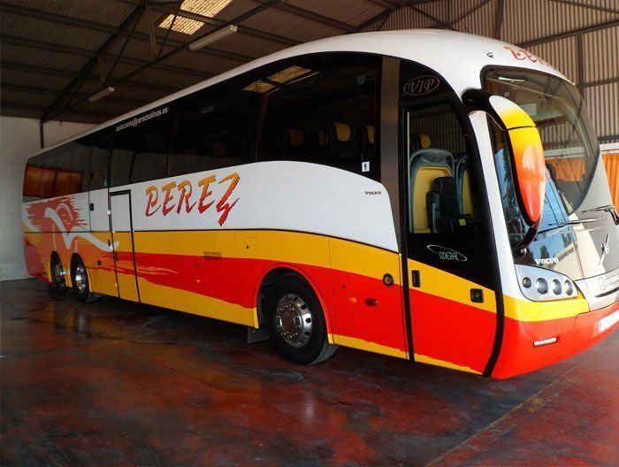 Un autobús rojo y amarillo con la palabra berez en el costado