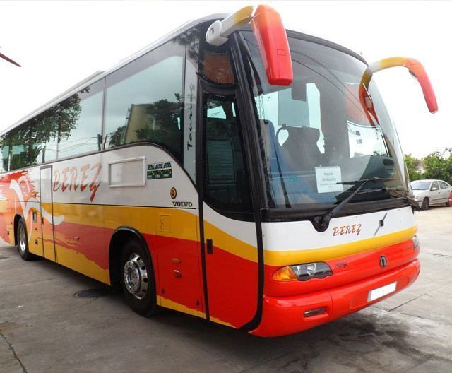 Un autobús rojo y amarillo con la palabra rentez en el frente