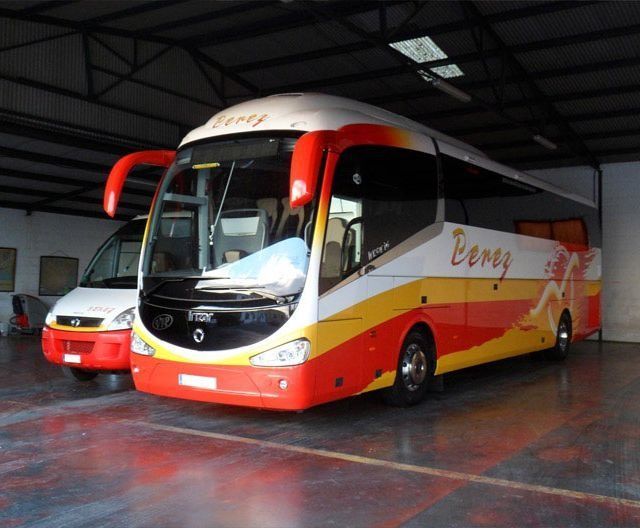 Un autobús rojo y amarillo con la palabra teney en él