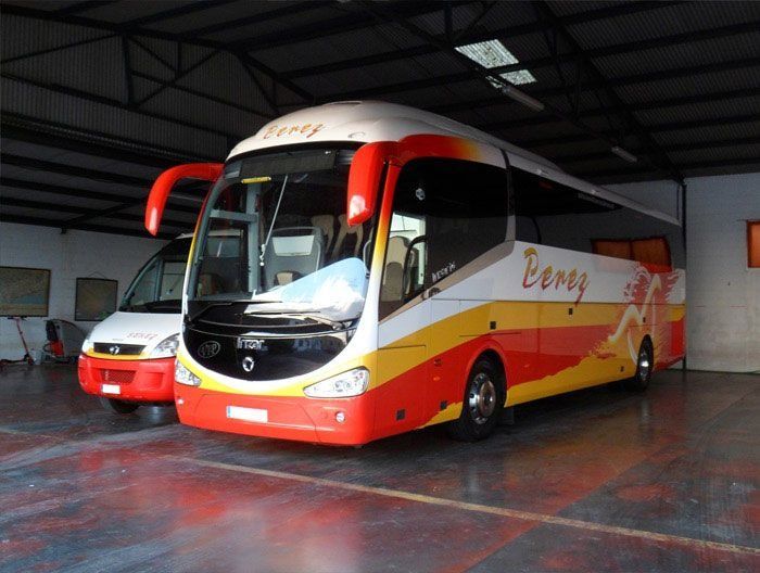 Un autobús rojo y amarillo con la palabra terry en el costado