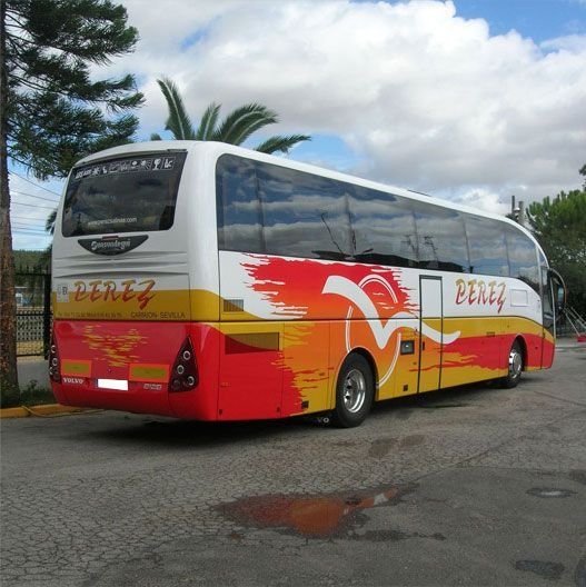 Un autobús rojo y amarillo con la palabra Pérez en el costado.