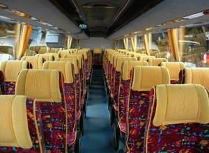 El interior de un autobús vacío con muchos asientos.