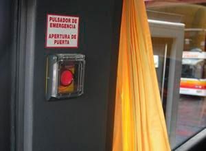 Hay un botón rojo en el costado de un autobús.