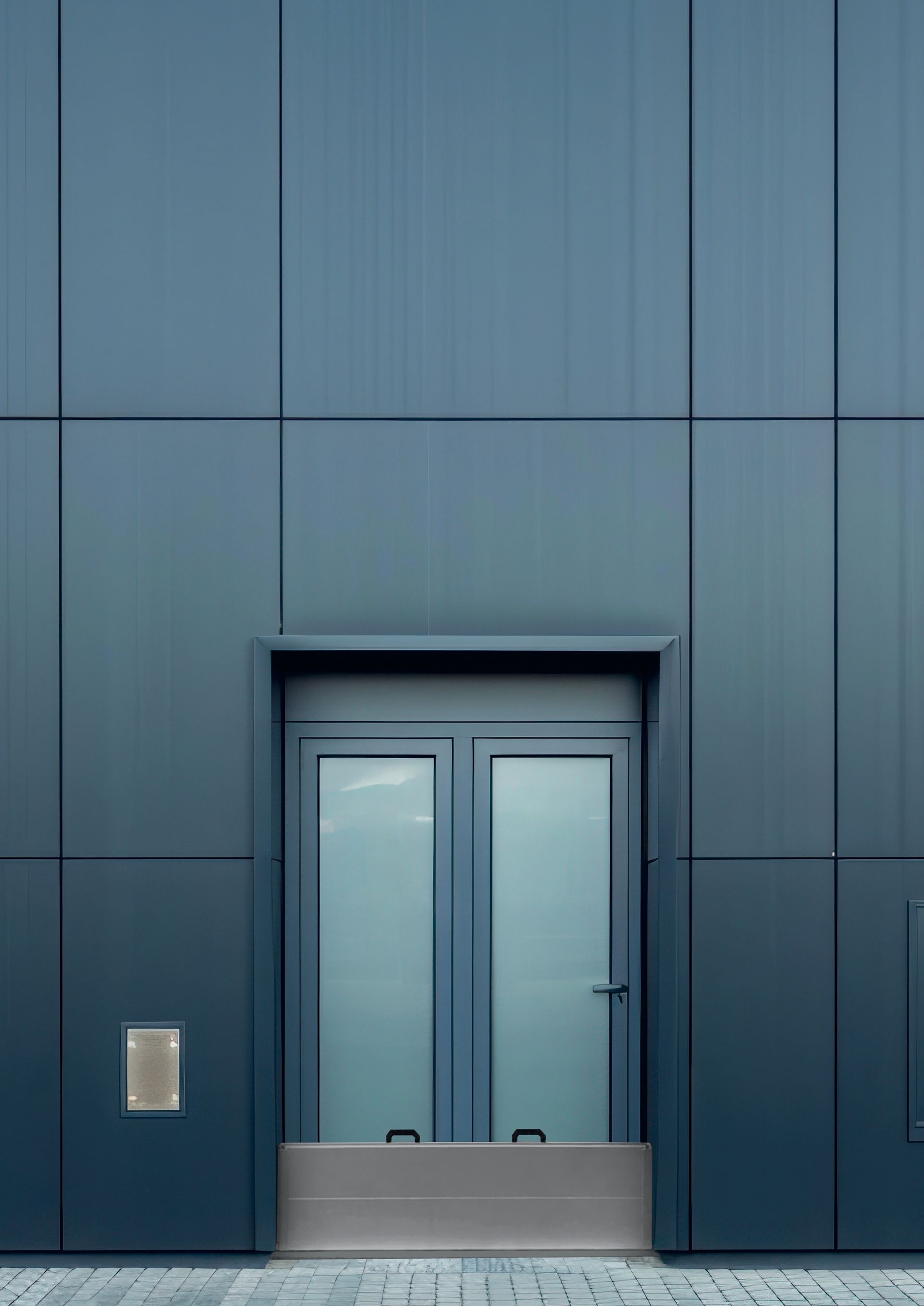 An der Seite eines Gebäudes ist eine Tür.