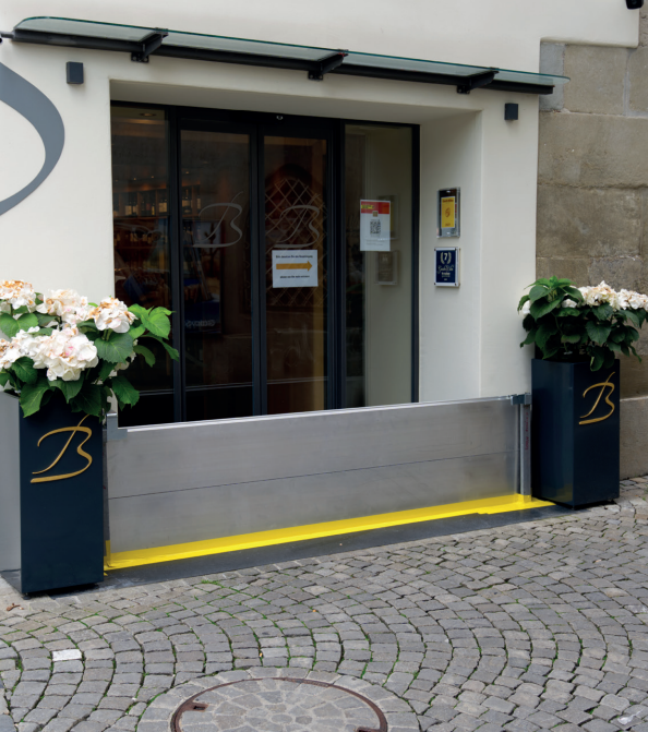 Eine Ladenfront mit einem Blumentopf mit dem Buchstaben B darauf