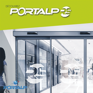Portes coulissantes en verre de marque PORTALP dans un showroom moderne et lumineux