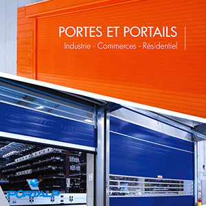 Portes sectionnelles industrielles bleues avec l'inscription « PORTES ET PORTAILS » sur un mur orange