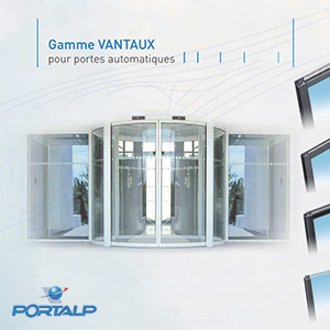 Publicité pour une porte vitrée automatique avec portes tournantes centrales, « Gamme VANTAX » et logo Portalp sur fond blanc.