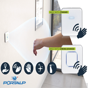 Une main s'approche d'un interrupteur mural sans contact dans un couloir lumineux, avec les options d'interrupteur standard et chromé avancées présentées.