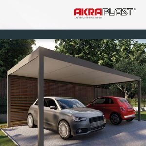 Deux voitures garées sous un abri de voiture gris moderne avec le logo AKRAPLAST au-dessus.