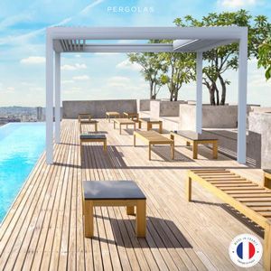 Terrasse moderne au bord de la piscine avec pergola blanche, terrasse en bois, chaises longues et vue sur l'océan