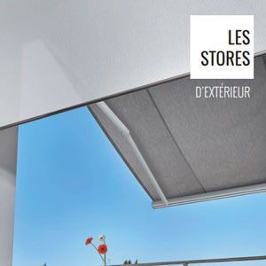 Auvent de magasin sur fond de ciel bleu, avec l'inscription « LES STORES D'EXTÉRIEUR » dans un coin.