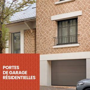 Porte de garage résidentielle sur la façade d'une maison en pierre, avec inscription en français et une voiture partiellement visible devant.