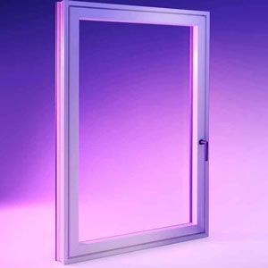 Cadre de fenêtre en verre teinté violet sur fond violet dégradé