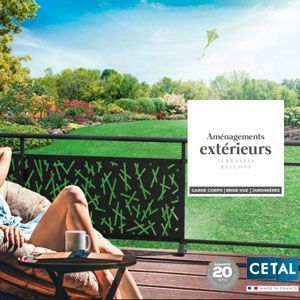 Terrasse avec garde-corps noir décoratif, jardin verdoyant et panneau “Aménagements extérieurs” de CETAL