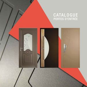 Couverture de catalogue avec trois portes d'entrée sur fond gris et forme géométrique rouge, intitulée « Catalogue Portes d'entrée »