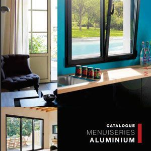 Intérieur moderne avec une grande fenêtre, une chaise noire et un texte de catalogue pour des menuiseries en aluminium.