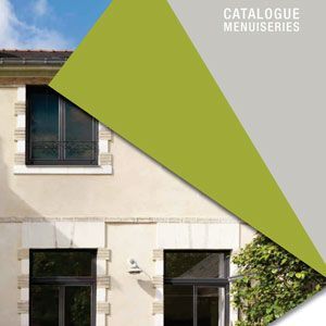 Couverture du catalogue montrant une façade de maison avec un motif géométrique vert et le texte « Catalogue Menuiseries »