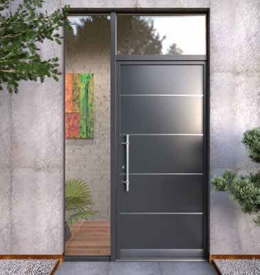 Porte d'entrée moderne grise avec imposte latérale dans un porche en pierre, partiellement ouverte sur un intérieur baigné d'une lumière chaleureuse.