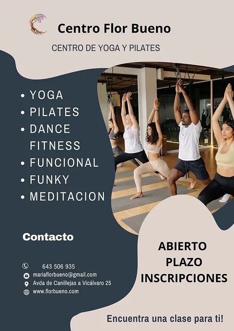 Un grupo de personas está haciendo yoga en un gimnasio.