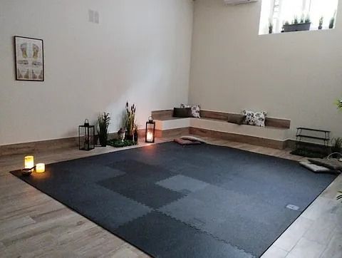 Hay una gran alfombra negra en el medio de la habitación.