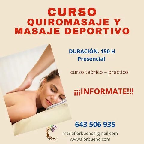 Una mujer está acostada en una cama recibiendo un masaje.