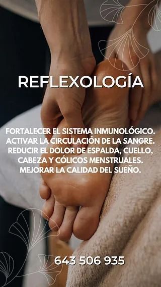 Una persona está recibiendo un masaje de reflexología en los pies.