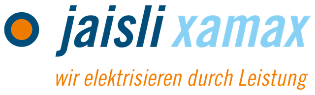 Logo für das Unternehmen Jaisli Xamax. Es besteht aus einem blau-orangen Kreis und einem Text in Blau und Hellblau mit dem Slogan „Wir elektrisieren durch Leistung“.