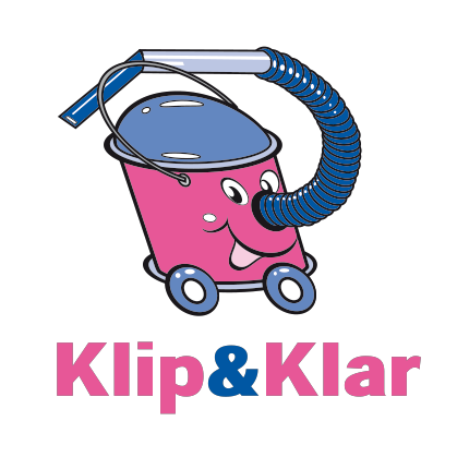 Rosa Staubsaugerfigur mit blauem Deckel und Schlauch, lächelnd, mit dem Text „Klip & Klar“.