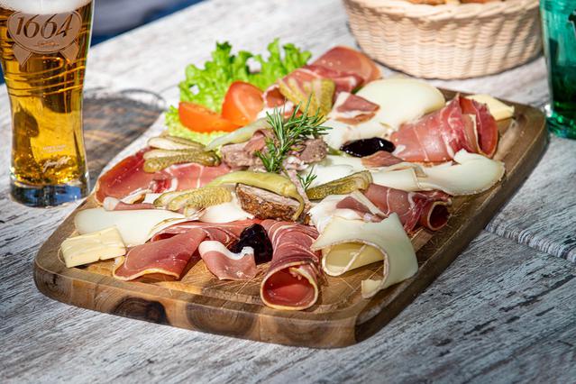 Planche de charcuterie et de jambon