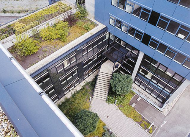 Luftaufnahme eines Bürogebäudes mit grünem Flachdach