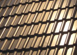 Daches mit Solar-Dachpfannen-Kollektoren