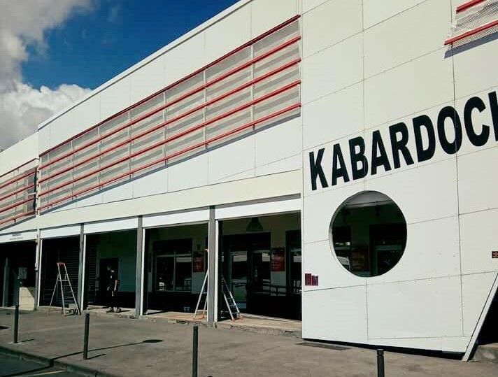 Une devanture de magasin blanche