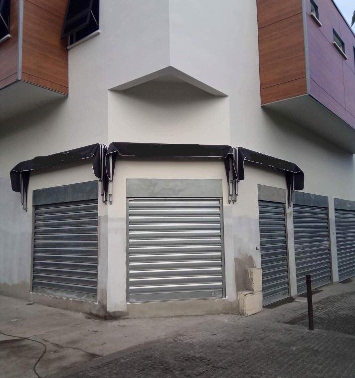 Un rideau métallique gris