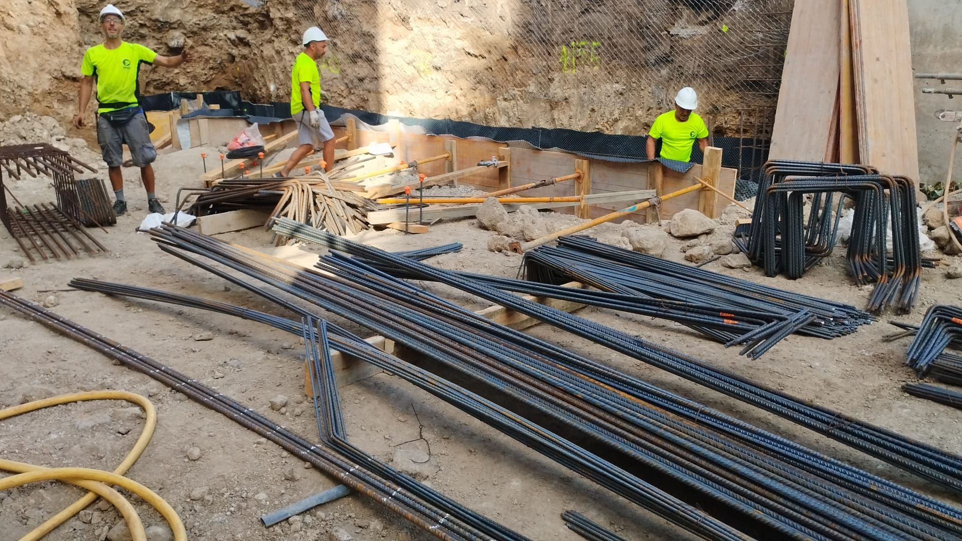 Un grupo de trabajadores de la construcción está trabajando en un sitio de construcción.