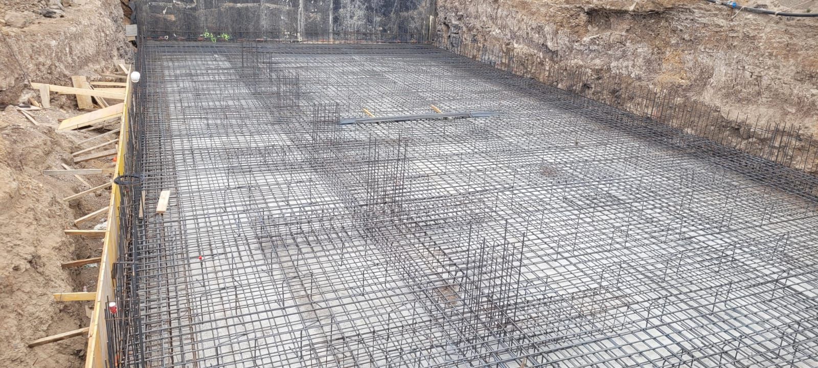 Se está construyendo una base de hormigón en un agujero en el suelo.