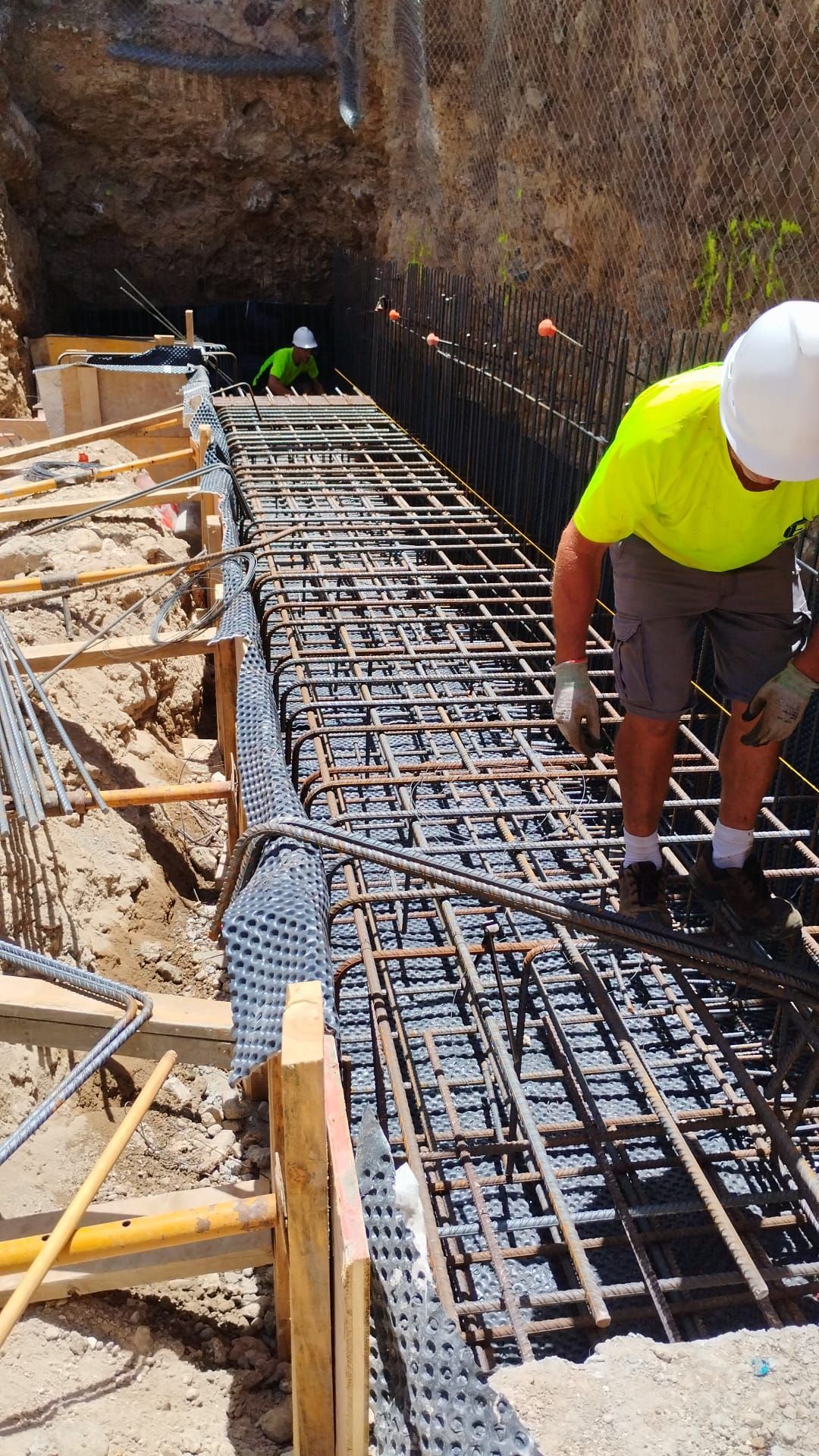 Un hombre con casco está trabajando en una obra en construcción.