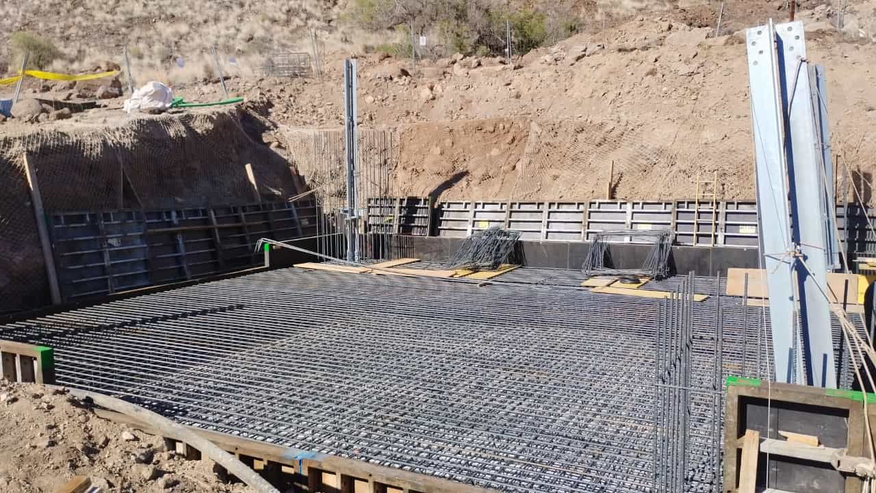 Una obra en construcción con un laberinto de hormigón en el medio.