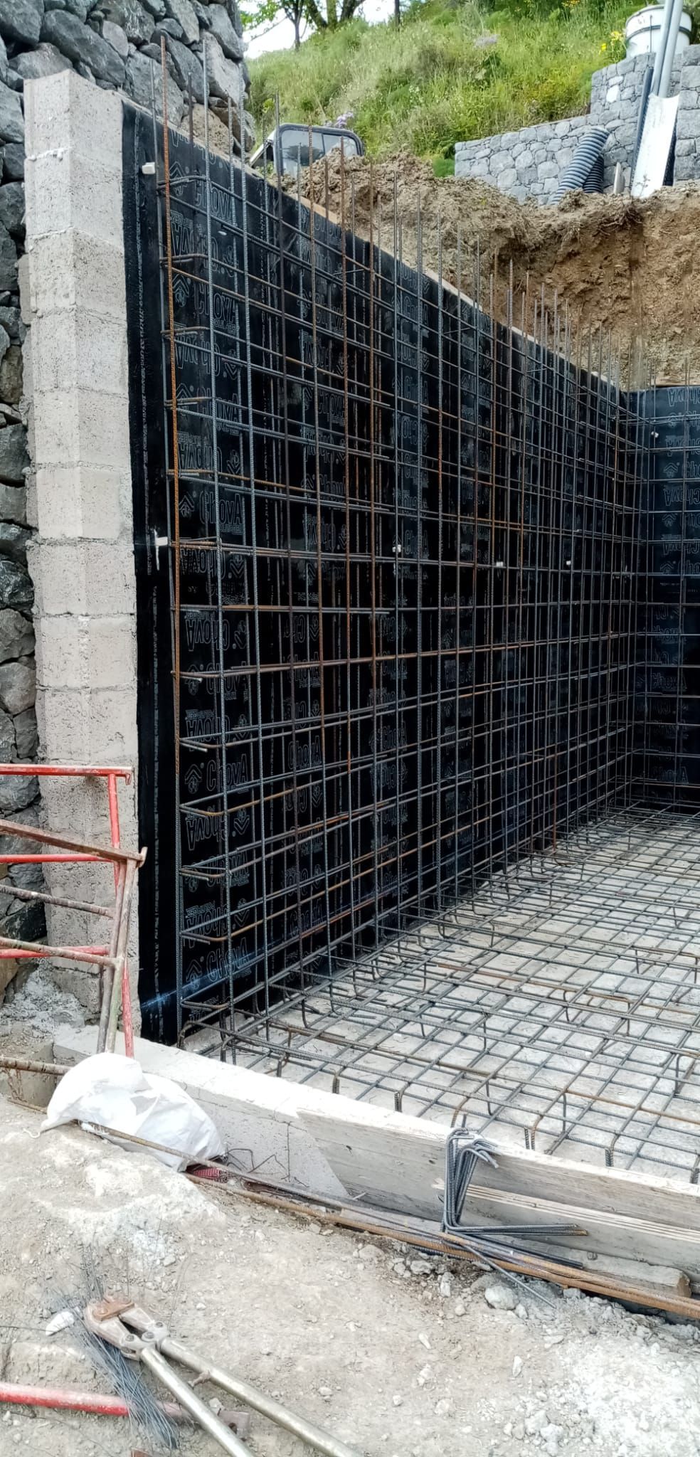 Se está construyendo un muro de hormigón en una obra en construcción.