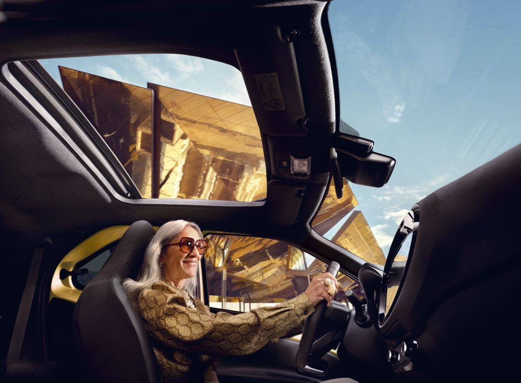 Femme au volant d'une Toyota